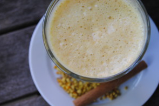 Batido energético con miel y polen, nutrición natural desde la colmena